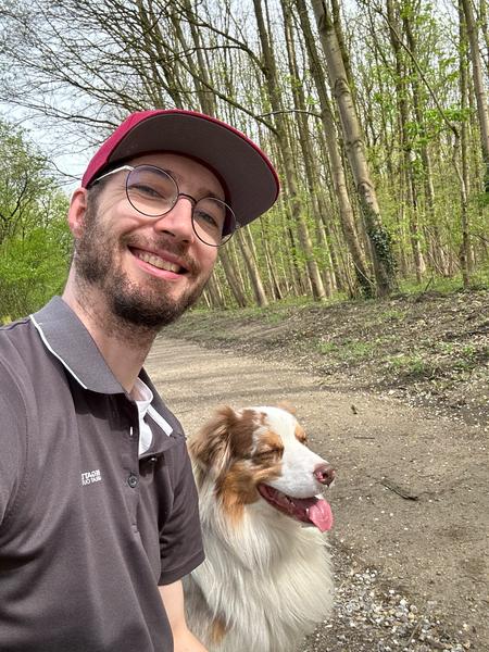 Nicholas Schwickrath mit seinem Hund in der Natur