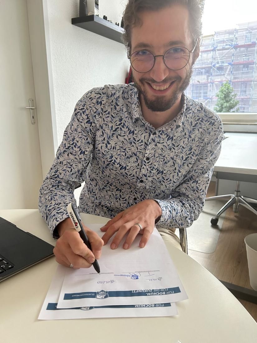 Nicholas Schwickrath bei VfL Vertragsunterzeichnung