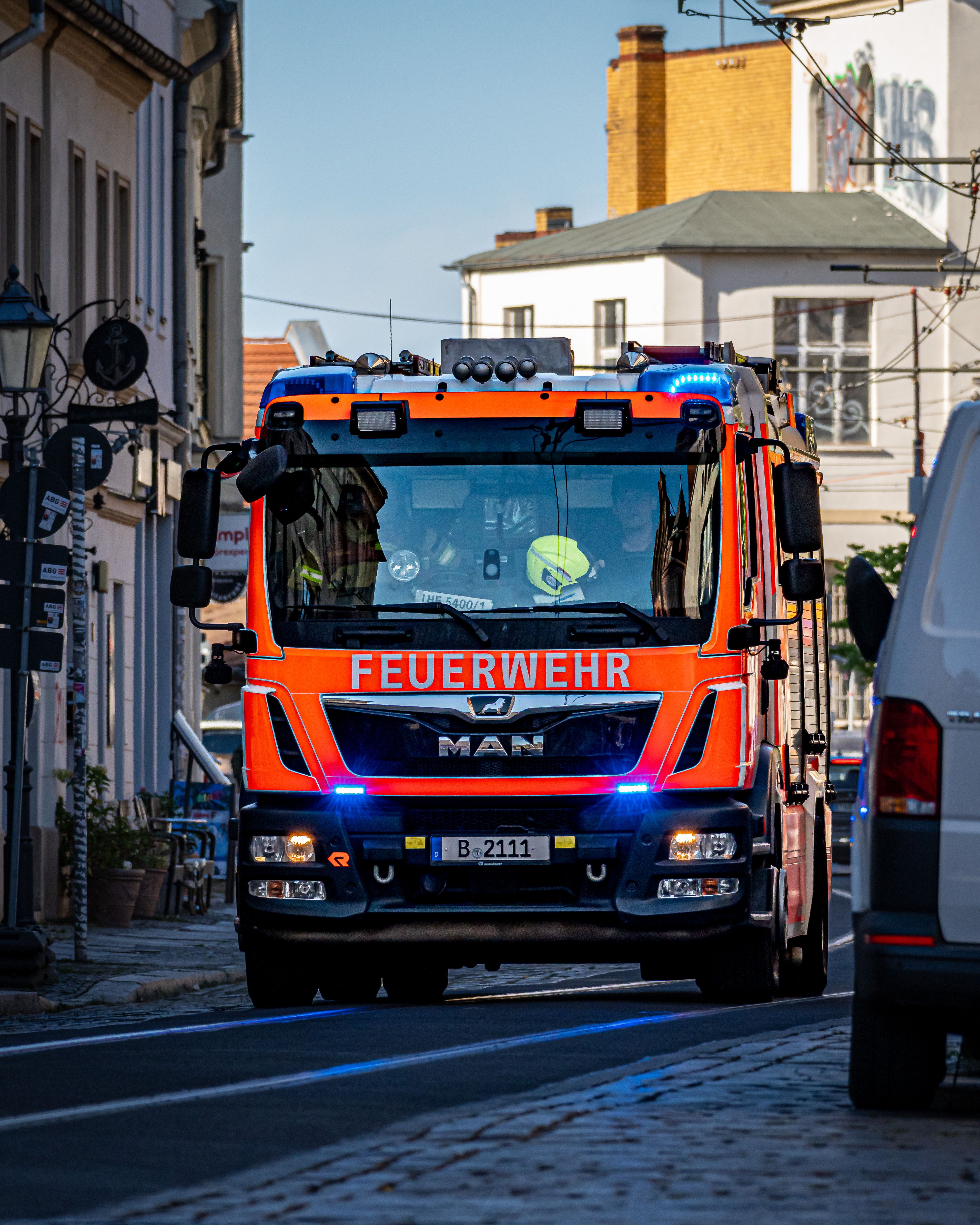 Löschfahrzeug der Feuerwehr auf Einsatzfahrt