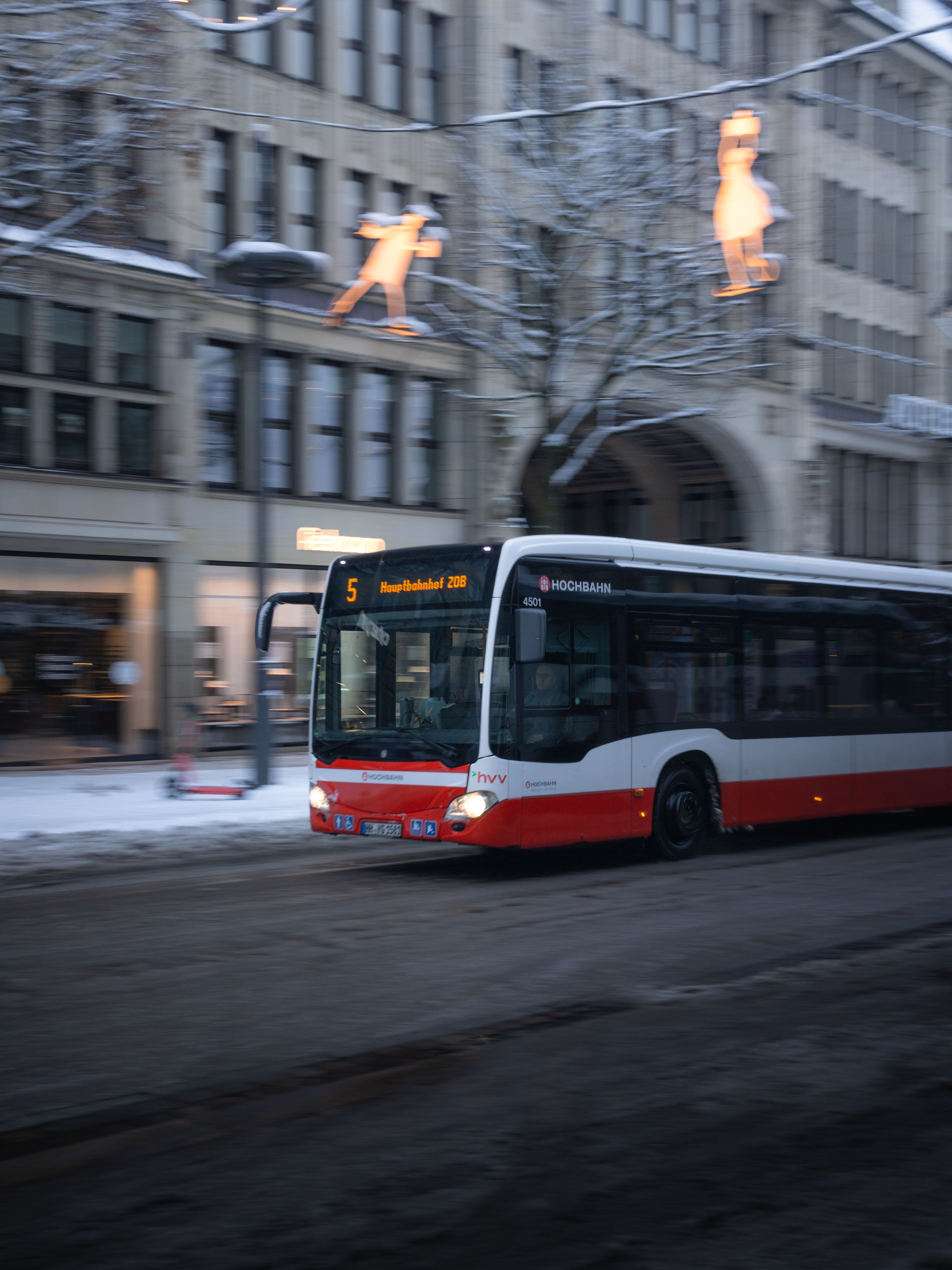 Linienbus eines kommunalen Verkehrsbetriebs im Winter