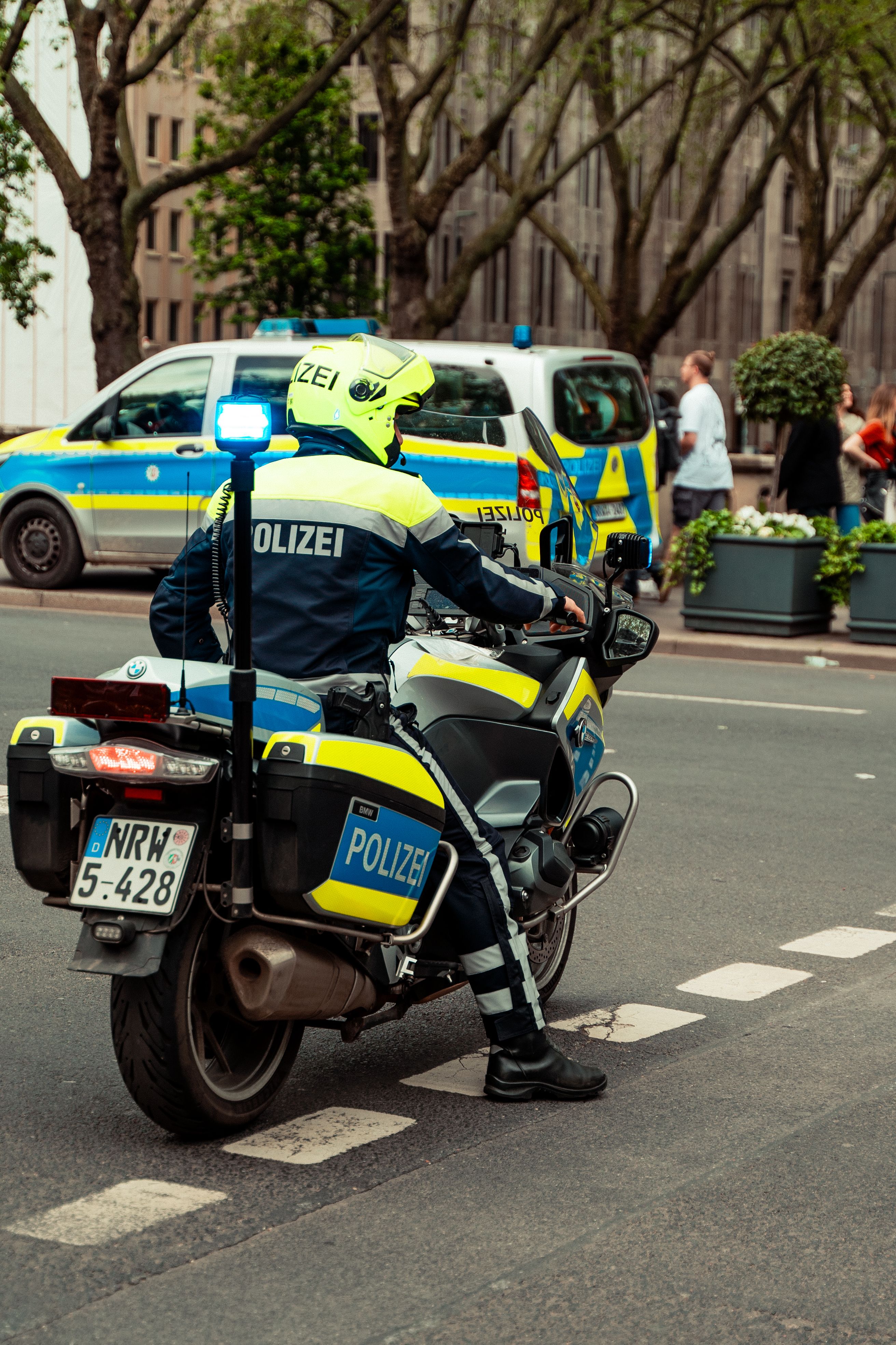 Polizeibeamter auf einem Motorrad im Einsatz in Nordrhein-Westfalen