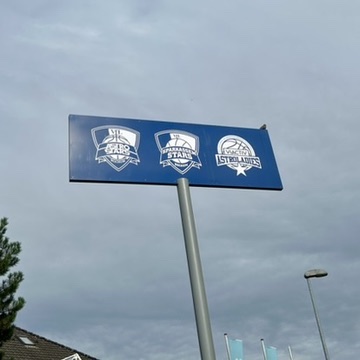 Hallenschild der VfL AstroStars Bochum mit den Vereinslogos